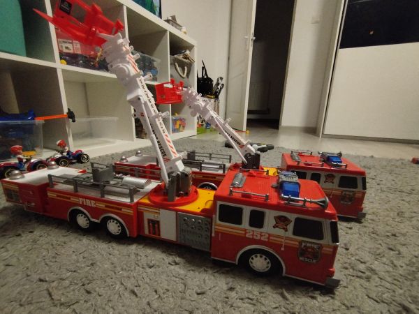 Mașini pompieri dimensiune mare
